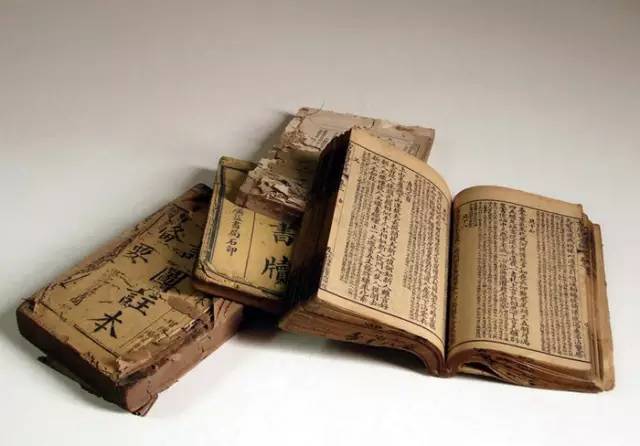 冷軍寫實(shí)油畫靜物作品《舊書》