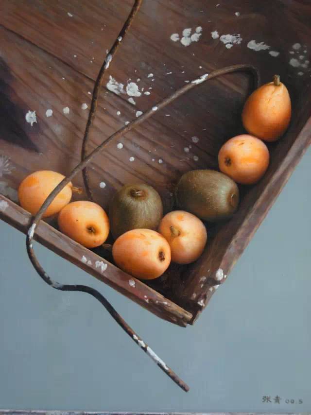 張青寫實(shí)油畫靜物作品《枇杷》