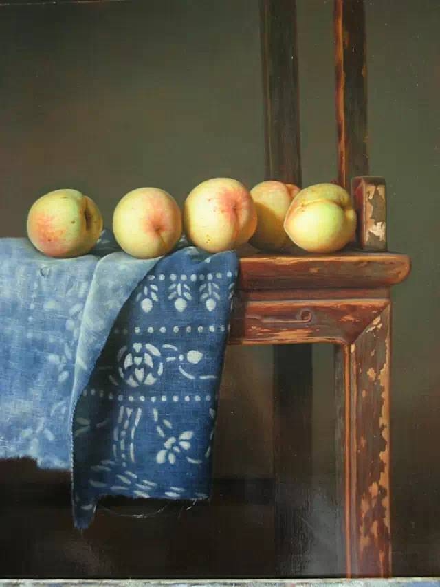 張青寫實(shí)油畫靜物作品《桃子》