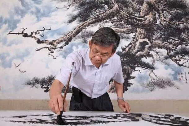 圖為“嶺南畫派”著名畫家羅樹輝先生正在作畫