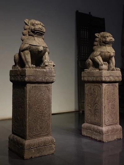 羅邵華收藏-柱頂門獅 青石 
尺寸:高122//長(zhǎng)36//寬30 
造型獨(dú)特 石獅俯臥柱【圖1】