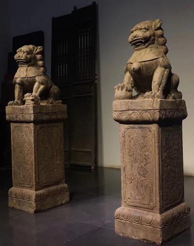 羅邵華收藏-柱頂門獅 青石 
尺寸:高122//長(zhǎng)36//寬30 
造型獨(dú)特 石獅俯臥柱【圖2】