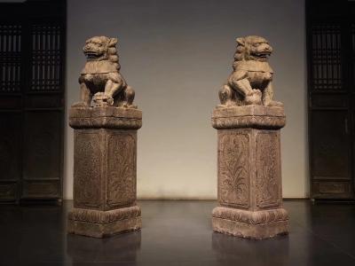 羅邵華收藏-柱頂門獅 青石 
尺寸:高122//長(zhǎng)36//寬30 
造型獨(dú)特 石獅俯臥柱【圖3】