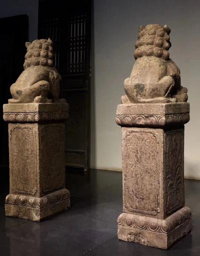 羅邵華收藏-柱頂門獅 青石 
尺寸:高122//長(zhǎng)36//寬30 
造型獨(dú)特 石獅俯臥柱【圖4】