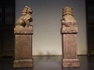 羅邵華收藏-柱頂門獅 青石 
尺寸:高122//長(zhǎng)36//寬30 
造型獨(dú)特 石獅俯臥柱【圖5】